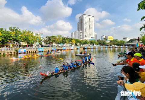 Đua ghe ngo trên kênh Nhiêu Lộc - Thị Nghè - Ảnh 2. Đua ghe ngo trên kênh Nhiêu Lộc - Thị Nghè - Ảnh 2.