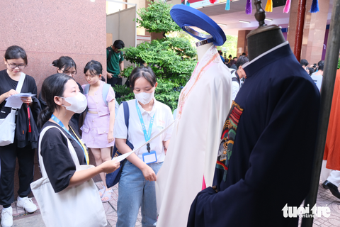 Sinh viên TP.HCM thích thú với trang phục xưa của người Việt - Ảnh 7. Sinh viên TP.HCM thích thú với trang phục xưa của người Việt - Ảnh 7.