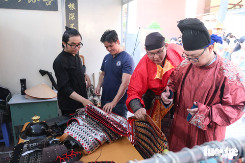 Sinh viên TP.HCM thích thú với trang phục xưa của người Việt - Ảnh 8. Sinh viên TP.HCM thích thú với trang phục xưa của người Việt - Ảnh 8.