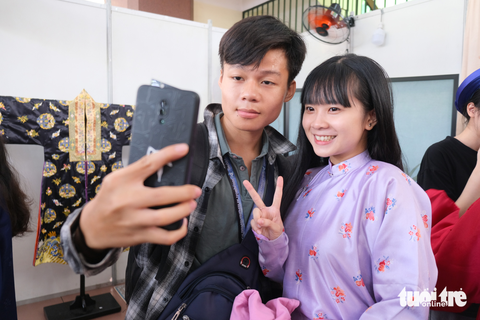 Sinh viên TP.HCM thích thú với trang phục xưa của người Việt - Ảnh 9. Sinh viên TP.HCM thích thú với trang phục xưa của người Việt - Ảnh 9.