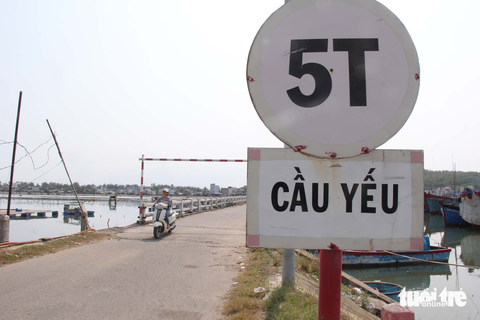 Cầu Thạnh Đức dài hơn 400m có thêm bảng báo “cầu yếu” Cầu Thạnh Đức dài hơn 400m có thêm bảng báo “cầu yếu”
