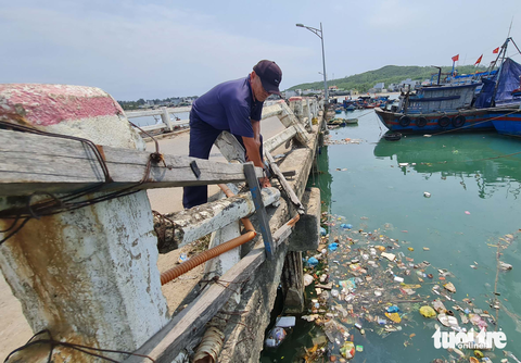 Một đoạn thành cầu bị gãy, bê tông rệu rã Một đoạn thành cầu bị gãy, bê tông rệu rã