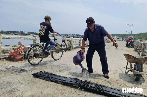 Mặt cầu đầy những lỗ thủng, được ông lão tốt bụng tên Bảy Hiệp vá lại Mặt cầu đầy những lỗ thủng, được ông lão tốt bụng tên Bảy Hiệp vá lại