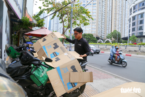 Nắng nóng oi bức, người dân TP.HCM tìm đủ cách hạ nhiệt - Ảnh 3. Nắng nóng oi bức, người dân TP.HCM tìm đủ cách hạ nhiệt - Ảnh 3.