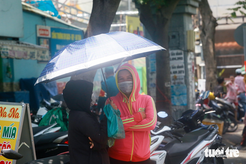 Nắng nóng oi bức, người dân TP.HCM tìm đủ cách hạ nhiệt - Ảnh 9. Nắng nóng oi bức, người dân TP.HCM tìm đủ cách hạ nhiệt - Ảnh 9.
