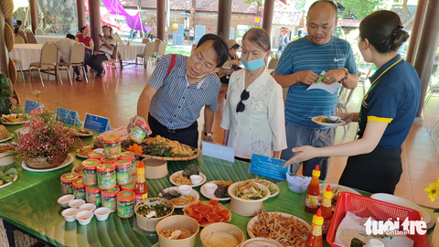 Thực khách mê gà nướng mắc khén, khâu nhục... ở lễ hội hơn 300 món ngon - Ảnh 2. Thực khách mê gà nướng mắc khén, khâu nhục... ở lễ hội hơn 300 món ngon - Ảnh 2.