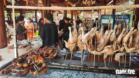 Thực khách mê gà nướng mắc khén, khâu nhục... ở lễ hội hơn 300 món ngon - Ảnh 4. Thực khách mê gà nướng mắc khén, khâu nhục... ở lễ hội hơn 300 món ngon - Ảnh 4.