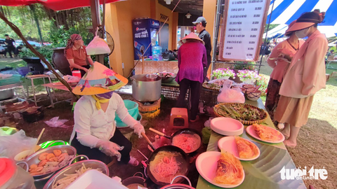 Thực khách mê gà nướng mắc khén, khâu nhục... ở lễ hội hơn 300 món ngon - Ảnh 9. Thực khách mê gà nướng mắc khén, khâu nhục... ở lễ hội hơn 300 món ngon - Ảnh 9.