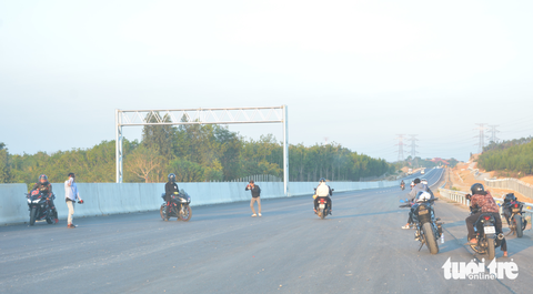 Siêu xe, mô tô, xe khách… chạy bạt mạng trên cao tốc đang làm - Ảnh 3. Siêu xe, mô tô, xe khách… chạy bạt mạng trên cao tốc đang làm - Ảnh 3.