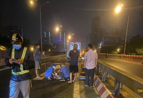 Đi bộ trên đường vành đai 3 trên cao, bị ô tô đâm chết - Ảnh 1. Đi bộ trên đường vành đai 3 trên cao, bị ô tô đâm chết - Ảnh 1.