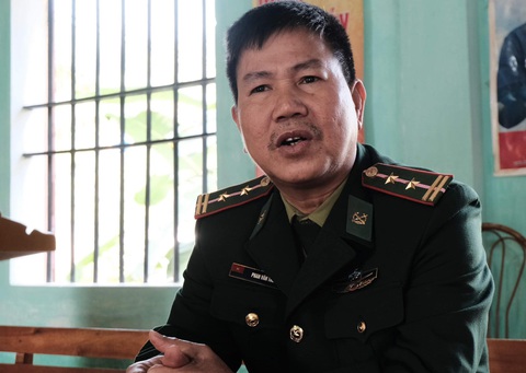 Trung tá Phan Văn Thông đã gắn bó cùng các thành viên câu lạc bộ tình thương ở xã Sơn Kim 1 từ những ngày đầu thành lập - Ảnh: HÀ THANH Trung tá Phan Văn Thông đã gắn bó cùng các thành viên câu lạc bộ tình thương ở xã Sơn Kim 1 từ những ngày đầu thành lập - Ảnh: HÀ THANH