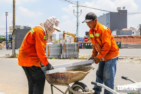 Nắng nóng hầm hập, nhiều người đổ bệnh - Ảnh 1. Nắng nóng hầm hập, nhiều người đổ bệnh - Ảnh 1.