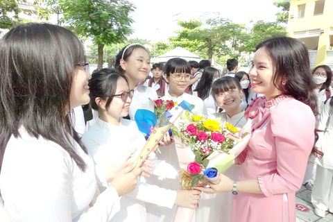 Học sinh Trường THPT Bình Phú, Q.6, TP.HCM, tặng hoa chúc mừng cô giáo nhân Ngày Nhà giáo Việt Nam - Ảnh: ANH KHÔI Học sinh Trường THPT Bình Phú, Q.6, TP.HCM, tặng hoa chúc mừng cô giáo nhân Ngày Nhà giáo Việt Nam - Ảnh: ANH KHÔI