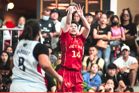 Bóng rổ Việt Nam bất bại ở vòng bảng giải tiền SEA Games 32 - Ảnh 4.