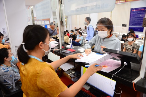 Người dân làm thủ tục đất đai tại bộ phận tiếp nhận và trả kết quả hồ sơ hành chính khu vực 2, TP Thủ Đức, TP.HCM - Ảnh: QUANG ĐỊNH Người dân làm thủ tục đất đai tại bộ phận tiếp nhận và trả kết quả hồ sơ hành chính khu vực 2, TP Thủ Đức, TP.HCM - Ảnh: QUANG ĐỊNH