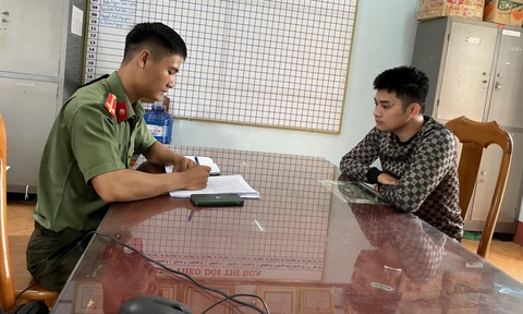Mượn đồ công an lên mạng dọa cho nhập kho hết - Ảnh 1. Mượn đồ công an lên mạng dọa cho nhập kho hết - Ảnh 1.