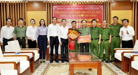 Cướp ngân hàng ở Đà Nẵng: Nghi phạm dùng súng nhựa, roi điện, che mặt - Ảnh 2. Cướp ngân hàng ở Đà Nẵng: Nghi phạm dùng súng nhựa, roi điện, che mặt - Ảnh 2.