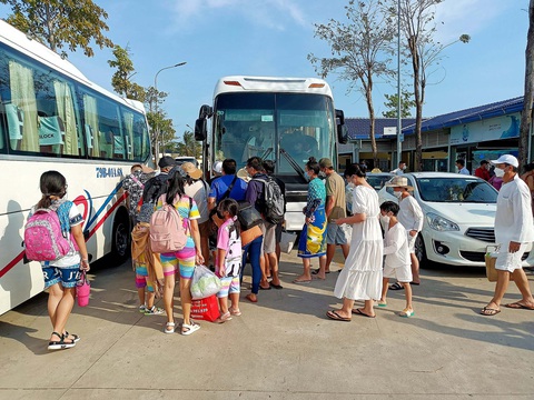 Giá vé máy bay giảm sát kỳ nghỉ lễ không giúp các điểm đến ở xa có thêm khách vì đa số đã chốt đi gần nhà cho bớt tốn kém - Ảnh: M.CHIẾN Giá vé máy bay giảm sát kỳ nghỉ lễ không giúp các điểm đến ở xa có thêm khách vì đa số đã chốt đi gần nhà cho bớt tốn kém - Ảnh: M.CHIẾN