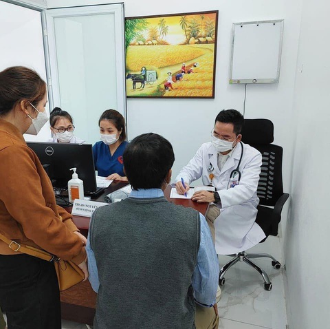 Những loại ung thư có liên quan tới HP - Ảnh 1. Bác sĩ Nguyễn Văn Hải thăm khám cho bệnh nhân