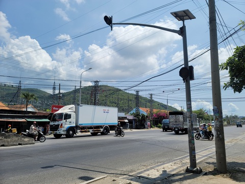 Nha Trang: Người dân bất an khi băng qua quốc lộ 1 không có đèn tín hiệu - Ảnh 2. Nha Trang: Người dân bất an khi băng qua quốc lộ 1 không có đèn tín hiệu - Ảnh 2.