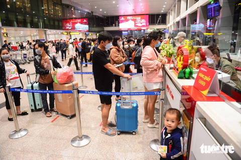 Hành khách mua vé máy bay tại sân bay Tân Sơn Nhất, TP.HCM - Ảnh: QUANG ĐỊNH Hành khách mua vé máy bay tại sân bay Tân Sơn Nhất, TP.HCM - Ảnh: QUANG ĐỊNH