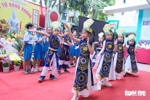 Học sinh dự lễ giỗ Tổ Hùng Vương, xúc động ôn lại cội nguồn - Ảnh 3. Học sinh dự lễ giỗ Tổ Hùng Vương, xúc động ôn lại cội nguồn - Ảnh 3.