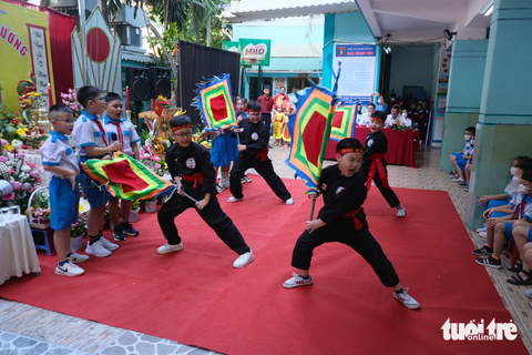 Học sinh dự lễ giỗ Tổ Hùng Vương, xúc động ôn lại cội nguồn - Ảnh 4. Những cậu trò nhỏ tái hiện hào khí Tây Sơn - Ảnh: NGỌC PHƯỢNG