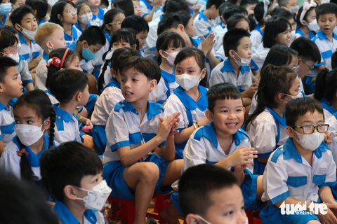 Học sinh dự lễ giỗ Tổ Hùng Vương, xúc động ôn lại cội nguồn - Ảnh 5. Học sinh thích thú được xem kịch, múa võ - Ảnh: NGỌC PHƯỢNG