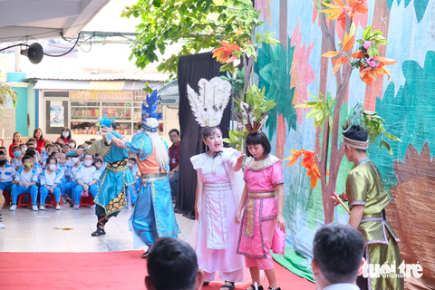 Học sinh dự lễ giỗ Tổ Hùng Vương, xúc động ôn lại cội nguồn - Ảnh 6. Học sinh dự lễ giỗ Tổ Hùng Vương, xúc động ôn lại cội nguồn - Ảnh 6.