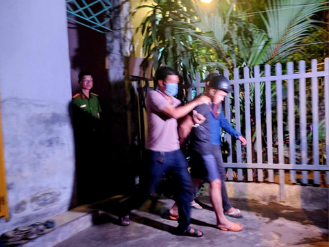 Cướp ngân hàng ở Đà Nẵng: Nghi phạm dùng súng nhựa, roi điện, che mặt - Ảnh 1. Cướp ngân hàng ở Đà Nẵng: Nghi phạm dùng súng nhựa, roi điện, che mặt - Ảnh 1.