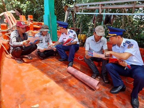 Tàu cá vi phạm khai thác thủy sản sẽ bị phạt đến 1 tỉ đồng - Ảnh 1. Tàu cá vi phạm khai thác thủy sản sẽ bị phạt đến 1 tỉ đồng - Ảnh 1.