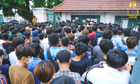 Hàng ngàn CĐV xếp hàng nhận vé xem bóng đá SEA Games 32 miễn phí - Ảnh 4. Hàng ngàn CĐV xếp hàng nhận vé xem bóng đá SEA Games 32 miễn phí - Ảnh 4.