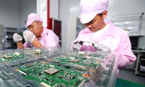 Công nhân lắp ráp sản phẩm bán dẫn tại một nhà máy ở thành phố Quý Dương, tỉnh Quý Châu (Trung Quốc) - Ảnh: CNSPHOTO Công nhân lắp ráp sản phẩm bán dẫn tại một nhà máy ở thành phố Quý Dương, tỉnh Quý Châu (Trung Quốc) - Ảnh: CNSPHOTO