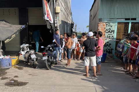 Yêu cầu ô tô đỗ trước nhà dời đi, một người bị đâm trọng thương - Ảnh 1. Yêu cầu ô tô đỗ trước nhà dời đi, một người bị đâm trọng thương - Ảnh 1.