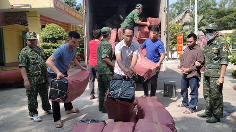 Biên phòng bắt xe chở hơn 57.000 gói thuốc lá lậu ở Long An - Ảnh 1. Biên phòng bắt xe chở hơn 57.000 gói thuốc lá lậu ở Long An - Ảnh 1.