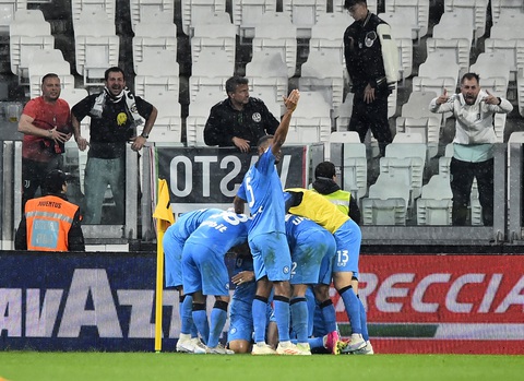 Thắng Juve, Napoli sắp vô địch lần đầu tiên kể từ thời Maradona - Ảnh 3. Thắng Juve, Napoli sắp vô địch lần đầu tiên kể từ thời Maradona - Ảnh 3.