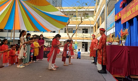 Học sinh dự lễ giỗ Tổ Hùng Vương, xúc động ôn lại cội nguồn - Ảnh 10. Các em học sinh dâng hương lên các Vua Hùng - Ảnh: TRÂM LÊ