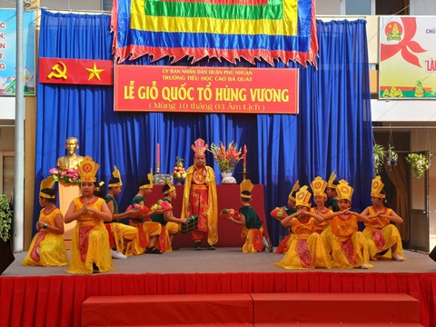 Học sinh dự lễ giỗ Tổ Hùng Vương, xúc động ôn lại cội nguồn - Ảnh 8. Học sinh dự lễ giỗ Tổ Hùng Vương, xúc động ôn lại cội nguồn - Ảnh 8.