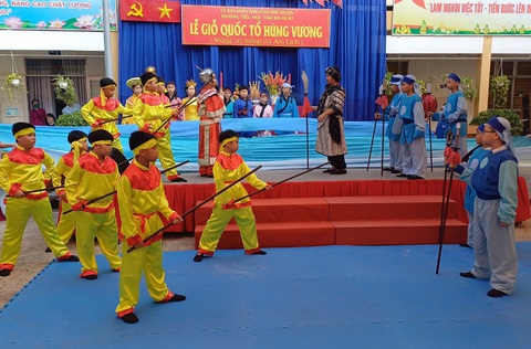 Học sinh dự lễ giỗ Tổ Hùng Vương, xúc động ôn lại cội nguồn - Ảnh 9. Lịch sử chống ngoại xâm hào hùng của cha ông được các học sinh Trường tiểu học Cao Bá Quát "dựng" lại trong ngày lễ giỗ tổ - Ảnh: TRÂM LÊ