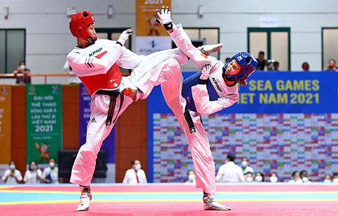 Kim Tuyền (phải) trong trận chung kết thắng võ sĩ Thái Lan ở SEA Games 31 - Ảnh: HOÀNG TÙNG Kim Tuyền (phải) trong trận chung kết thắng võ sĩ Thái Lan ở SEA Games 31 - Ảnh: HOÀNG TÙNG