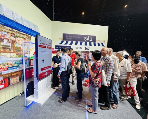 Masan xem ai là đối thủ, bí quyết cạnh tranh thế nào? - Ảnh 2. Các cổ đông Masan trải nghiệm cách mua hàng được số hóa trong cửa hàng truyền thống - Ảnh: BÔNG MAI