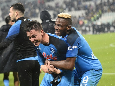 Thắng Juve, Napoli sắp vô địch lần đầu tiên kể từ thời Maradona - Ảnh 1. Thắng Juve, Napoli sắp vô địch lần đầu tiên kể từ thời Maradona - Ảnh 1.