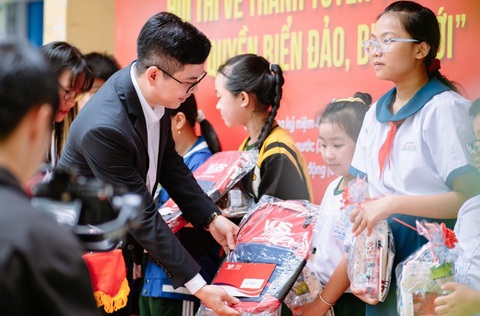 VUS Vĩnh Long đồng hành cùng hội thi vẽ tranh ‘Chủ quyền Biển đảo, Biên giới’ - Ảnh 1. Ông Nguyễn Thiên Anh - quản lý trung tâm Anh văn Hội Việt Mỹ VUS tỉnh Vĩnh Long - trao học bổng và nhiều phần quà cho các em học sinh
