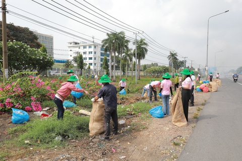 Hưởng ứng Ngày Trái Đất: ‘Mỗi người đều có thể làm thế giới sạch hơn’ - Ảnh 2. Nhân viên CPV tại Đồng Nai dọn rác hưởng ứng sự kiện Ngày Trái Đất