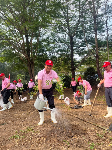 Hưởng ứng Ngày Trái Đất: ‘Mỗi người đều có thể làm thế giới sạch hơn’ - Ảnh 3. Tập thể nhân viên nhà máy, trang trại CPV tham gia trồng cây xanh ngày Trái Đất