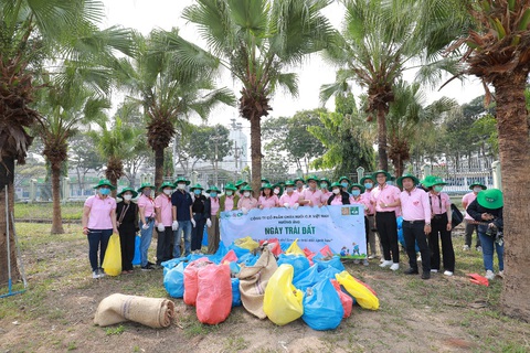 Hưởng ứng Ngày Trái Đất: ‘Mỗi người đều có thể làm thế giới sạch hơn’ - Ảnh 5. Cán bộ, nhân viên CPV thu gom, chuẩn bị đưa rác thải về bãi tập kết