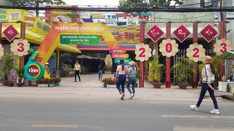 Trên 350 sản phẩm đặc trưng của 6 tỉnh quy tụ về Phiên chợ cuối tuần - Ảnh 1. Trên 350 sản phẩm đặc trưng của 6 tỉnh quy tụ về Phiên chợ cuối tuần - Ảnh 1.