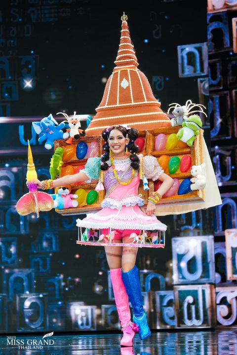 Thí sinh Miss Grand Thailand hóa gà chọi, bò, gian hàng lô tô - Ảnh 8. Thí sinh Miss Grand Thailand hóa gà chọi, bò, gian hàng lô tô - Ảnh 8.