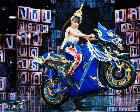 Thí sinh Miss Grand Thailand hóa gà chọi, bò, gian hàng lô tô - Ảnh 3. Thí sinh Miss Grand Thailand hóa gà chọi, bò, gian hàng lô tô - Ảnh 3.