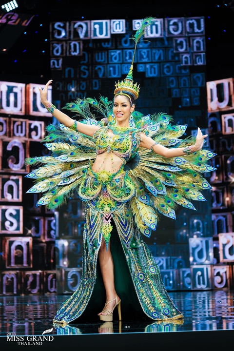 Thí sinh Miss Grand Thailand hóa gà chọi, bò, gian hàng lô tô - Ảnh 9. Thí sinh Miss Grand Thailand hóa gà chọi, bò, gian hàng lô tô - Ảnh 9.